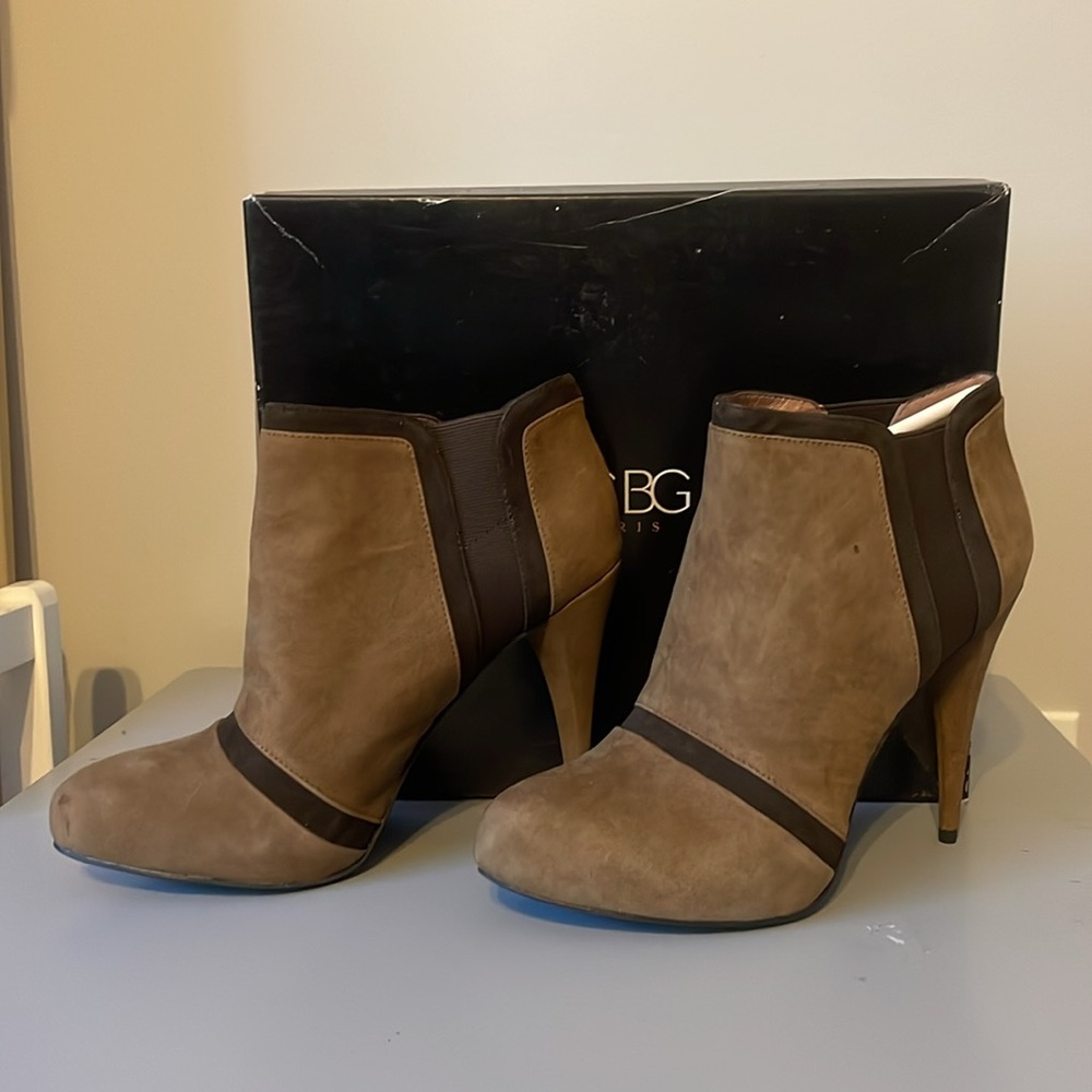 BCBG Paris Tan and Brown Ankle Booties with Suede Finish sz 8 new